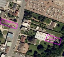 Alors &agrave; droite, un peu en retrait de la route, il y a notre terrain et &agrave; gauche de l'autre c&ocirc;t&eacute; de la route il y a un petit parking disponible