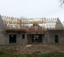 La charpente prend forme.
