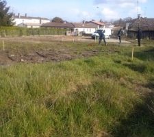 Les premiers piquets d\'implantation et v&eacute;rifier le niveau (prise avec les conducteurs de travaux d\'Aquitaine R&eacute;sidence)