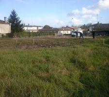 Les premiers piquets d'implantation et v&eacute;rifier le niveau (prise avec les conducteurs de travaux d'Aquitaine R&eacute;sidence)