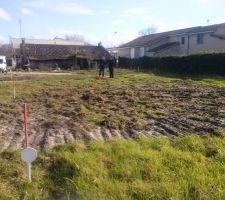 Les premiers piquets d'implantation et v&eacute;rifier le niveau (prise avec les conducteurs de travaux d'Aquitaine R&eacute;sidence)