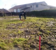 Les premiers piquets d\'implantation et v&eacute;rifier le niveau (prise avec les conducteurs de travaux d\'Aquitaine R&eacute;sidence) et essai pour voir si on peut commencer les travaux sur 80 cm de profondeur - c'est bon !!!!!