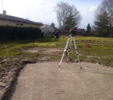 Les premiers piquets d'implantation et v&eacute;rifier le niveau (prise avec les conducteurs de travaux d'Aquitaine R&eacute;sidence) et essai pour voir si on peut commencer les travaux sur 80 cm de profondeur - c\'est bon !!!!! le laser !!!! on peut commencer le lundi 10 f&eacute;vrier !! trop bien  le terrain est plus haut o&ugrave; se situent les conducteurs de travaux et descend, la maison sera donc un peu relev&eacute; sur le devant de 30 cm (on pensera au remblai pour mettre de niveau)