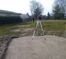 Les premiers piquets d\'implantation et v&eacute;rifier le niveau (prise avec les conducteurs de travaux d\'Aquitaine R&eacute;sidence) et essai pour voir si on peut commencer les travaux sur 80 cm de profondeur - c'est bon !!! le laser !!!! on peut commencer le lundi 10 f&eacute;vrier !! trop bien  le terrain est plus haut o&ugrave; se situent les conducteurs de travaux et descend, la maison sera donc un peu relev&eacute; sur le devant de 30 cm (on pensera au remblai pour mettre de niveau)