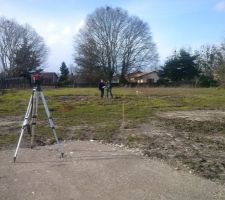 Les premiers piquets d\'implantation et v&eacute;rifier le niveau (prise avec les conducteurs de travaux d\'Aquitaine R&eacute;sidence) et essai pour voir si on peut commencer les travaux sur 80 cm de profondeur - c'est bon !!!!! le laser !!!!