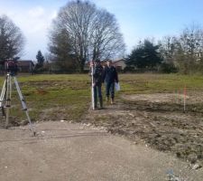 Les premiers piquets d'implantation et v&eacute;rifier le niveau (prise avec les conducteurs de travaux d'Aquitaine R&eacute;sidence) et essai pour voir si on peut commencer les travaux sur 80 cm de profondeur - c'est bon !!!!! le laser !!!! on peut commencer le lundi 10 f&eacute;vrier !! trop bien