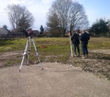 Les premiers piquets d'implantation et v&eacute;rifier le niveau (prise avec les conducteurs de travaux d'Aquitaine R&eacute;sidence) et essai pour voir si on peut commencer les travaux sur 80 cm de profondeur - c\'est bon !!! le laser !!!! on peut commencer le lundi 10 f&eacute;vrier !! trop bien  le terrain est plus haut o&ugrave; se situent les conducteurs de travaux et descend, la maison sera donc un peu relev&eacute; sur le devant de 30 cm (on pensera au remblai pour mettre de niveau)