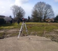 Les premiers piquets d\'implantation et v&eacute;rifier le niveau (prise avec les conducteurs de travaux d\'Aquitaine R&eacute;sidence) et essai pour voir si on peut commencer les travaux sur 80 cm de profondeur - c\\\'est bon !!! le laser !!!! on peut commencer le lundi 10 f&eacute;vrier !! trop bien  le terrain est plus haut o&ugrave; se situent les conducteurs de travaux et descend, la maison sera donc un peu relev&eacute; sur le devant de 30 cm (on pensera au remblai pour mettre de niveau)