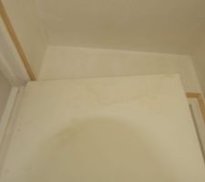 Après un GROS nettoyage des portes, celle du haut reste tachées. L\'eau s\'est bien infiltré dedans. Nous avons demander le changement de celle-ci, nous attendons...