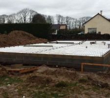 Polystyr&egrave;ne pos&eacute; et tuyaux sortis