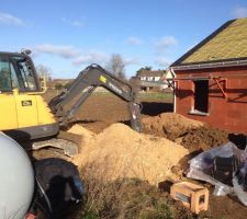 L'installateur de la cuve en pleine action