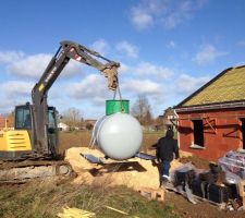 L\'installateur de la cuve en pleine action