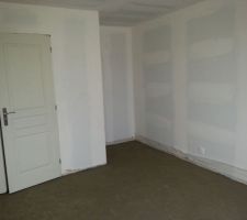 Notre chambre avec renfort pour placard et salle d'eau