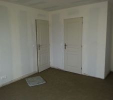Notre chambre avec renfort pour placard et salle d\'eau