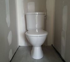 WC haut installés, il manque les plinthes