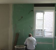 Les travaux d'isolation et de cloisonnement sont en cours.