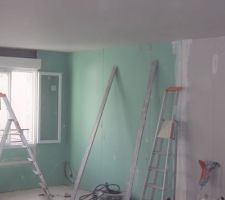 Les travaux d\'isolation et de cloisonnement sont en cours.