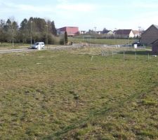 Terrain vu d'en haut (il y a un petit talus tout au fond. On aper&ccedil;oit un bout du pr&eacute; de pommiers juste en face...