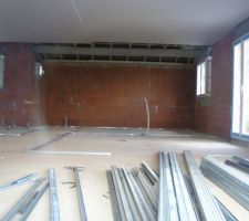 Photo du 27 février 2011 que j'avais mal observée.
La poutre en béton supportant la toiture s'est affaissée et fissurée lorsque les étaies ont été ôtées.
Le plaquiste a informé le constructeur.
La construction de la maison a continué comme si rien était.