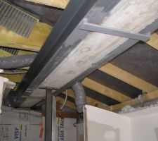 23 mars 2012 
Renfort de la poutre par 2 fers en U fixes de part et d autre au mur sur un matelas en ciment dans la brique creuse. 
Projet propose par le bureau d etude et validé par le bureau de controle.