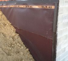 Enfin l'étanchéité du sous sol a commencé et avec les premiers loupés : en effet le delta ms. doit s'arrêter en biais dans la continuité de la terre...:(