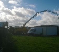 Coulée du béton avec la pompe à béton pour les terrasses