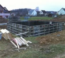 Coffrage du sous-sol en place .