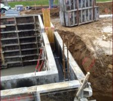 Le béton de la cave est coulé, il a tout le WE pour sécher .