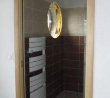 Salle d'eau, vue sur le s&egrave;che serviette fa&iuml;ence, carrelage et douche