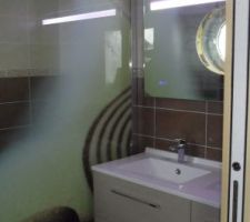 Salle d'eau, vue sur le pare douche, le miroir chauffant et lumineux et le meuble