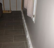J'ai finalisé la pose de la gaine de 40 mm de diametre dans le mur en la scellant avec de la mousse polyurethane.