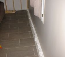 J'ai finalisé la pose de la gaine de 40 mm de diametre dans le mur en la scellant avec de la mousse polyurethane.
La mousse n'est pas encore totalement expansée.