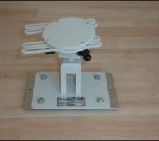 J'ai commandé mon support videoprojecteur qui supporte 25 KG.C'est le Celexon MultiCel 1500 Pro
Et oui le Sony VPL VW60 Black Pearl pèse son poids et j'ai pas envie qu'il se casse la figure...