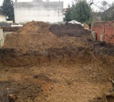 Trou presque termin&eacute; avec stockage des terres pour plus tard