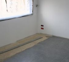 Fin du carrelage dans le bureau