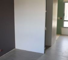 Entrée du dressing / salle d'eau avec porte à galandage