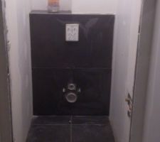 Toilettes du bas (les plinthes sont maintenant pos&eacute;es et les murs sont peints en blanc)