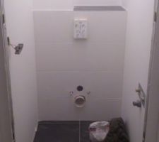 Toilettes du haut (les plinthes sont maintenant pos&eacute;es et les murs sont peints en gris)