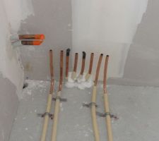 Le plombier a mis en place les tuyaux pour le chauffage de l'étage