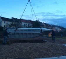 Mise en place de la piscine dans le trou