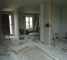 Vue sur la cuisine, salon/salle à manger, entrée