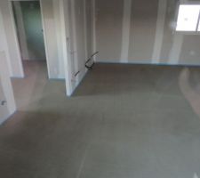 La chape liquide est coul&eacute;e