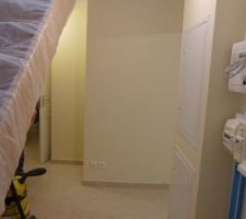 Blanc avoriaz dans l'entrée et le couloir (les escaliers, une fois qu'ils auront repris le ragréage à l'étage)