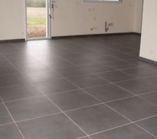 Carrelage nettoyé en bas avec les joints