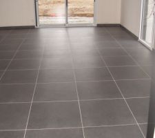 Carrelage nettoyé en bas avec les joints
