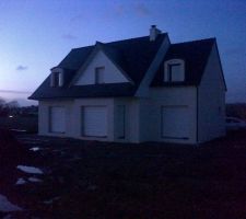 Maison avec volets fermés