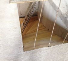 Réalisation du coffrage de l'escalier.