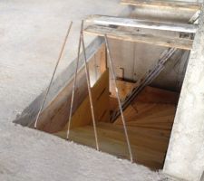 R&eacute;alisation du coffrage de l\'escalier.
