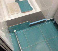 Fabrication d'une marche pour agrandir un poil la douche, c'est du wedi