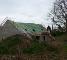 Les premières tuiles sont installées.